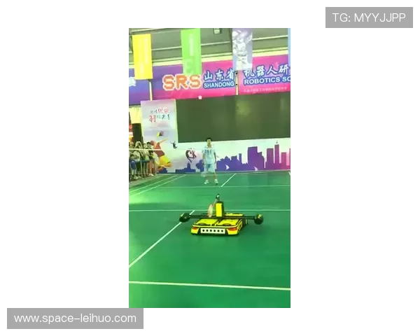 四足机器人陪练亮相羽球训练场，强化学习算法模拟不同回球路线